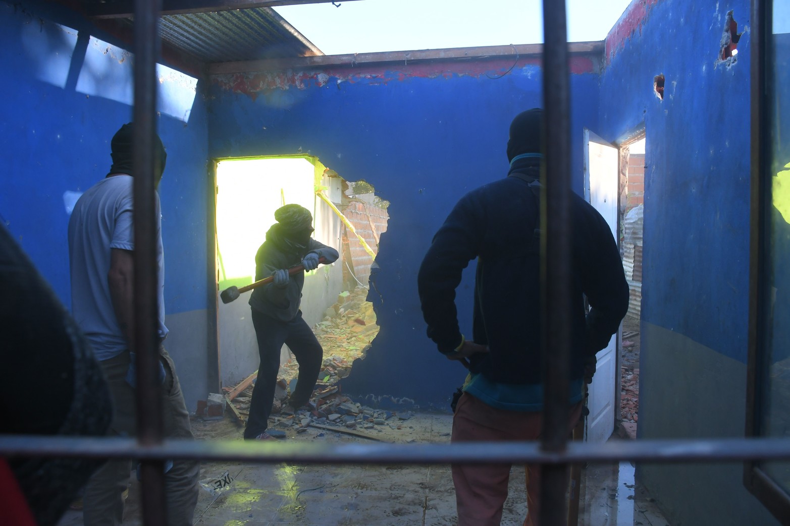 Destruyen casas que funcionaron como búnkeres. Esta semana tumbaron tres viviendas. El ministro de Seguridad Pablo Cococcioni explicó que “el derrumbe, desmantelamiento o clausura física de los edificios es preciso, ya que las personas detenidas luego son reemplazadas por otras”.