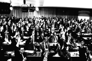 Vista panorámica de la Asamblea Constituyente, en la que las manos levantadas expresan el voto afirmativo al tema analizado en ese momento.
