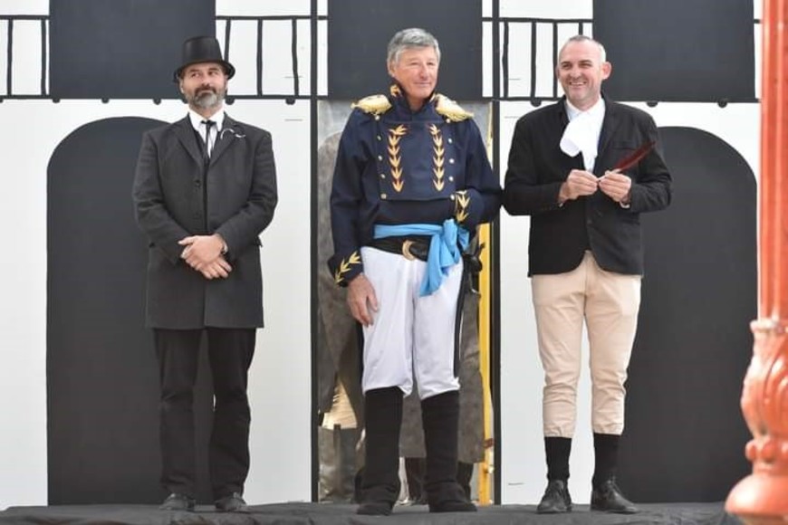 El presidente comunal, a la derecha, se animó a actuar también con otros personajes locales y patrios. Créditos: Valentina del Barco.