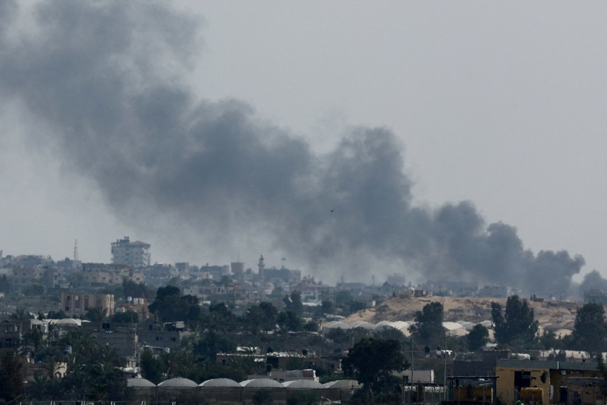 Smoke rises following Israeli strikes during an Israeli military operation in Rafah, as seen from Khan Younis, in the southern Gaza Strip, May 28, 2024. REUTERS/Mohammed Salem     TPX IMAGES OF THE DAY