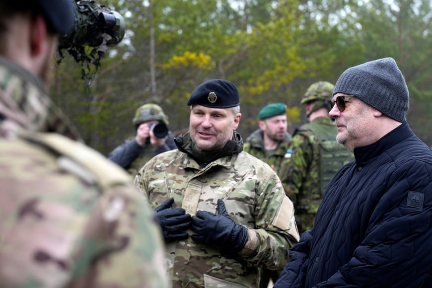Estonian President Alar Karis listens to Danish army servicemen of NATO enhanced Forward Presence battle group during live fire exercise in Perakula, Estonia February 15, 2023. REUTERS/Ints Kalnins