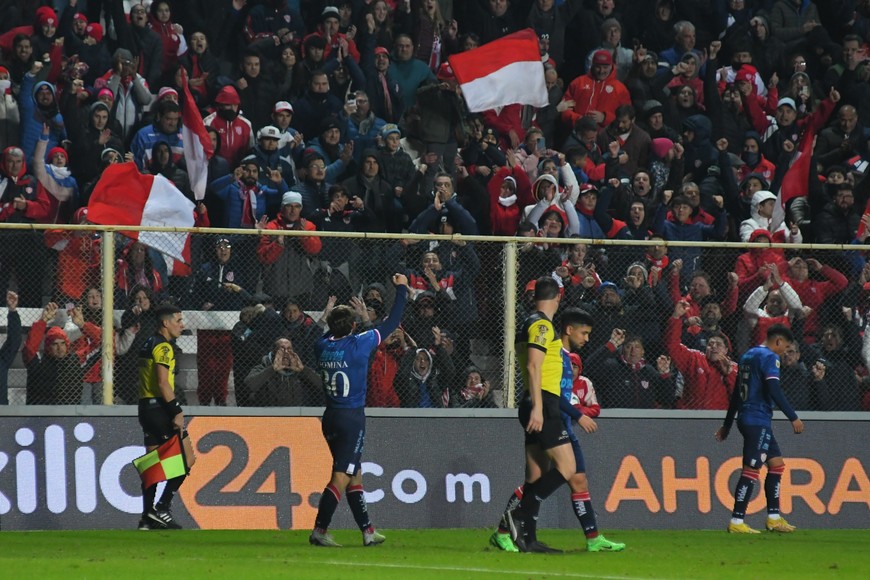 La vida color de Unión. Jerónimo Dómina le regala su gol contra Barracas Central a los hinchas y socios sobre Cándido Pujato. Con 18 años y cinco goles, el ex goleador del IPEI tiene todo el futuro por delante. Crédito: Manuel Fabatía