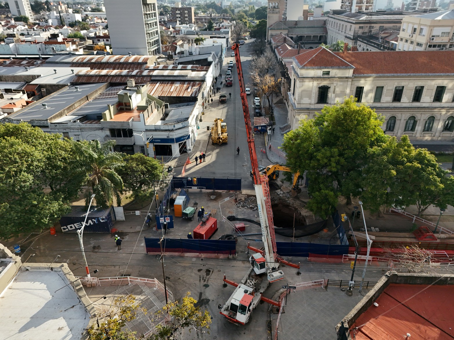 Comenzó la reparación del socavón de boulevard Pellegrini y 9 de Julio.