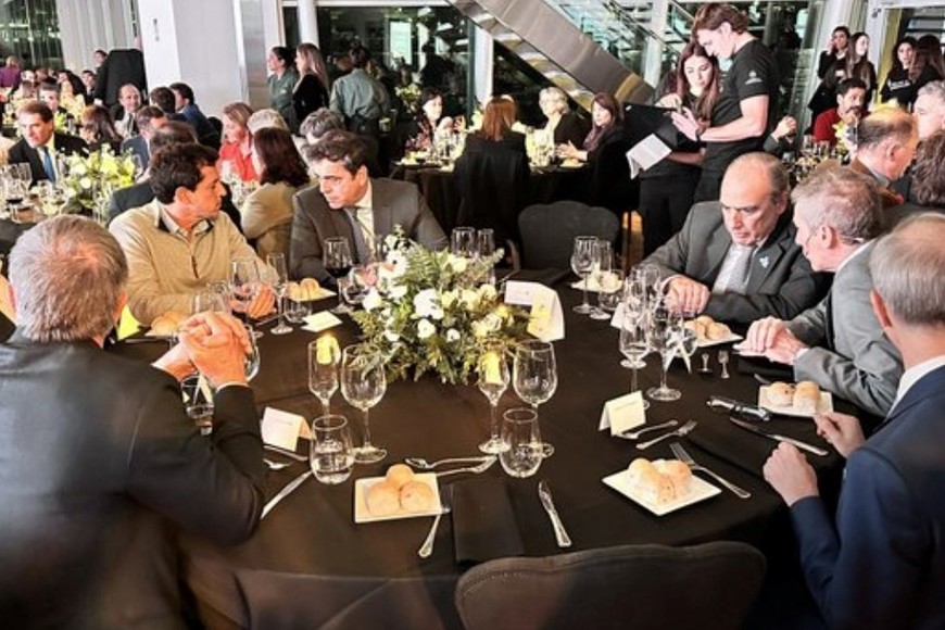 Catalán dialogando junto a Wado de Pedro en la cena de la Universidad Austral el lunes 20 de mayo.