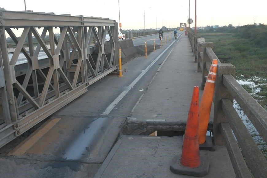 Este es el punto más afectado del puente y es el lugar que empezaron a reparar. Foto: Flavio Raina