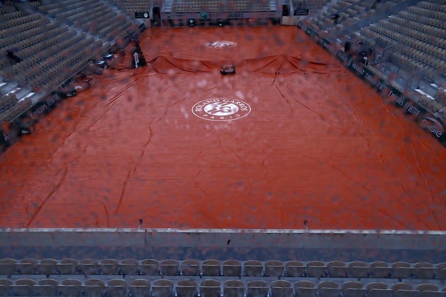 Tennis - French Open - Roland Garros, Paris, France - May 28, 2024 

General view of covers over the court as rain interrupts the play REUTERS/Lisi Niesner