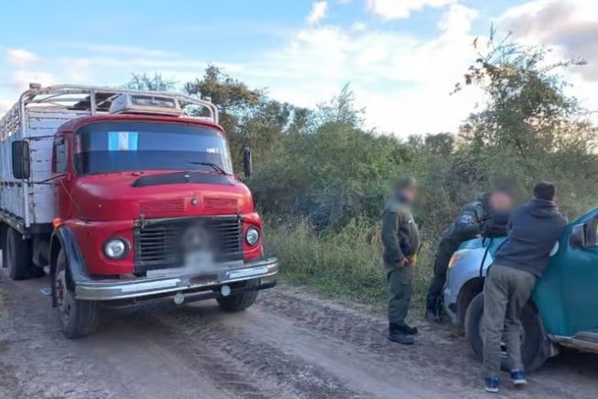 Acto seguido, empleados de la firma afectada cargaron el producto en camiones para recuperarlo y trasladarlo a su lugar de origen.