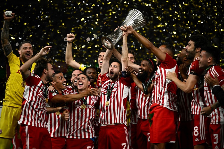 Soccer Football - Europa Conference League - Final - Olympiacos v Fiorentina - Agia Sophia Stadium, Athens, Greece - May 30, 2024
Olympiacos' Kostas Fortounis lifts the trophy as he celebrates with teammates after winning the Europa Conference League REUTERS/Dylan Martinez     TPX IMAGES OF THE DAY