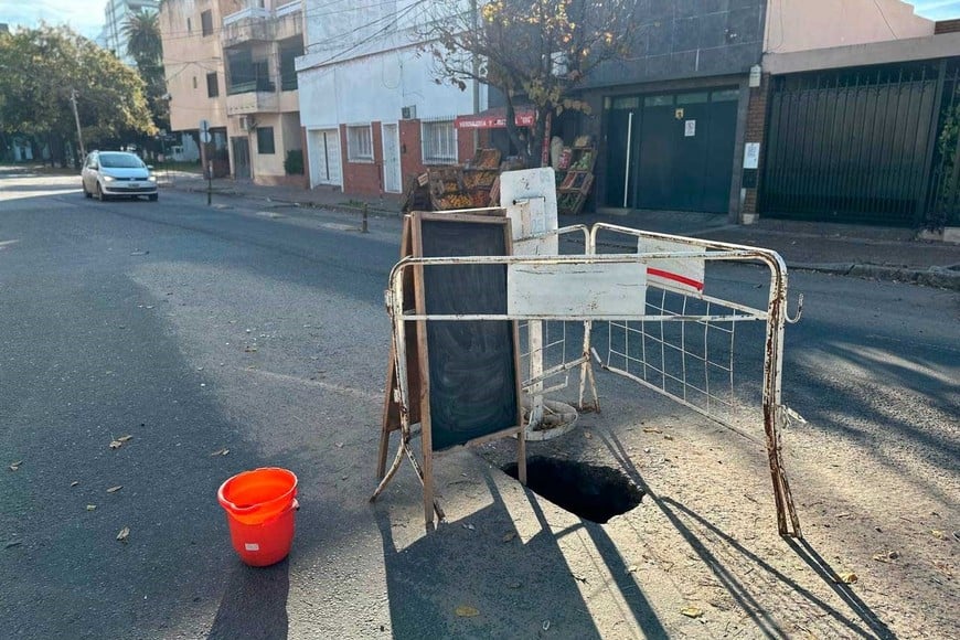 Además del pizarrón, un balde naranja acompaña al corralito para visibilizar el problema. Foto: Fernando Nicola