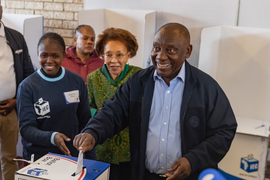 (240529) -- JOHANNESBURGO, 29 mayo, 2024 (Xinhua) -- El presidente sudafricano, Cyril Ramaphosa, emite su voto en un colegio electoral, en Soweto en Johannesburgo, Sudáfrica, el 29 de mayo de 2024. Los sudafricanos comenzaron el miércoles por la mañana a votar en las elecciones generales del país de 2024. (Xinhua/Zhang Yudong) (jg) (da) (vf)