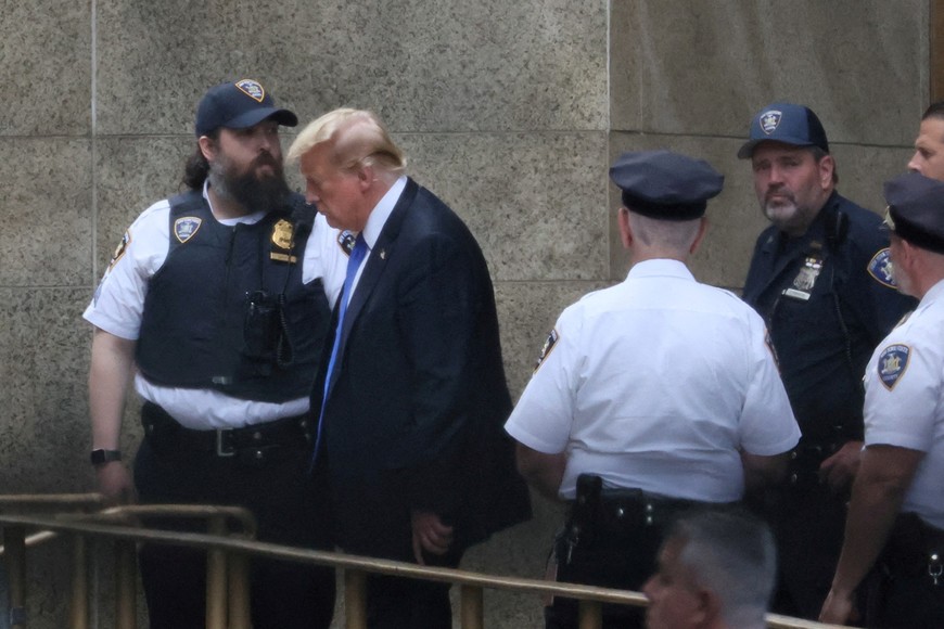 Former U.S. President and Republican presidential candidate Donald Trump departs following the verdict in his trial over charges that he falsified business records to conceal money paid to silence porn star Stormy Daniels in 2016, in New York City, U.S. May 30, 2024. REUTERS/Brendan McDermid
REFILE - QUALITY REPEAT