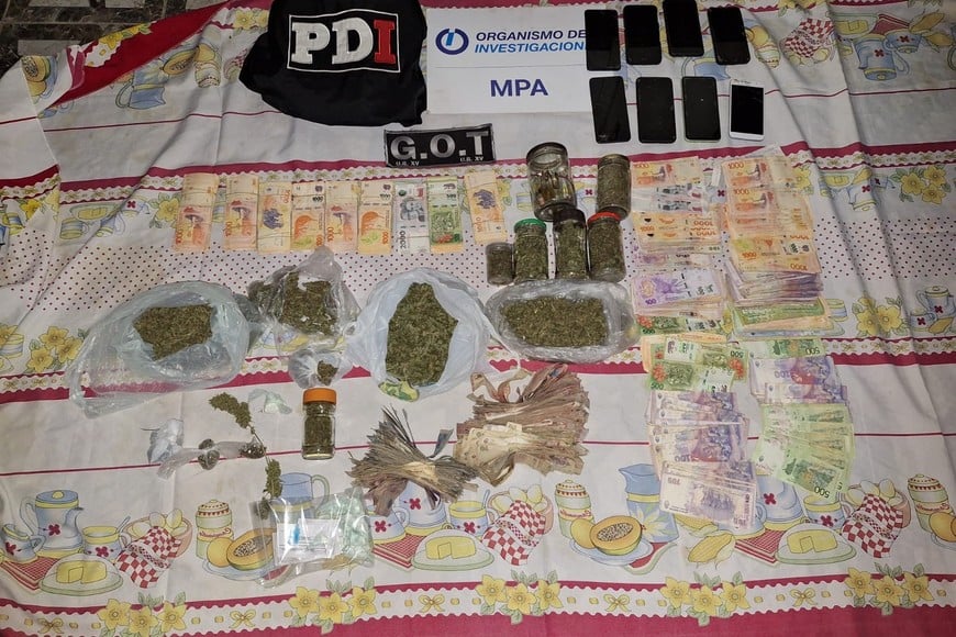 Además del estupefaciente los agentes secuestraron dinero en efectivo (más de 1 millón de pesos) balanzas de precisión y celulares, entre otros elementos.