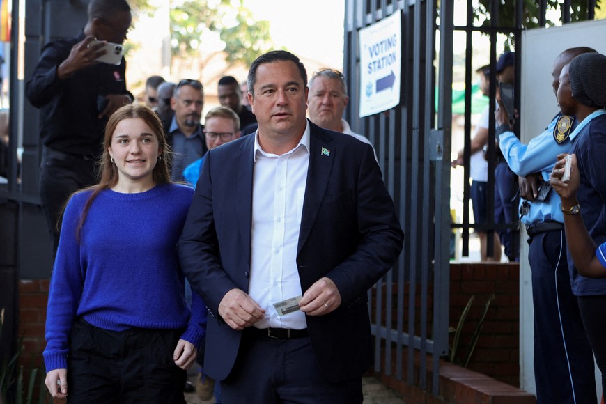 FILE PHOTO: John Steenhuisen, leader of the South African opposition party Democratic Alliance (DA) walks next to his daughter Caroline during the South African elections in Durban, South Africa May 29, 2024. REUTERS/Alaister Russell/File Photo
