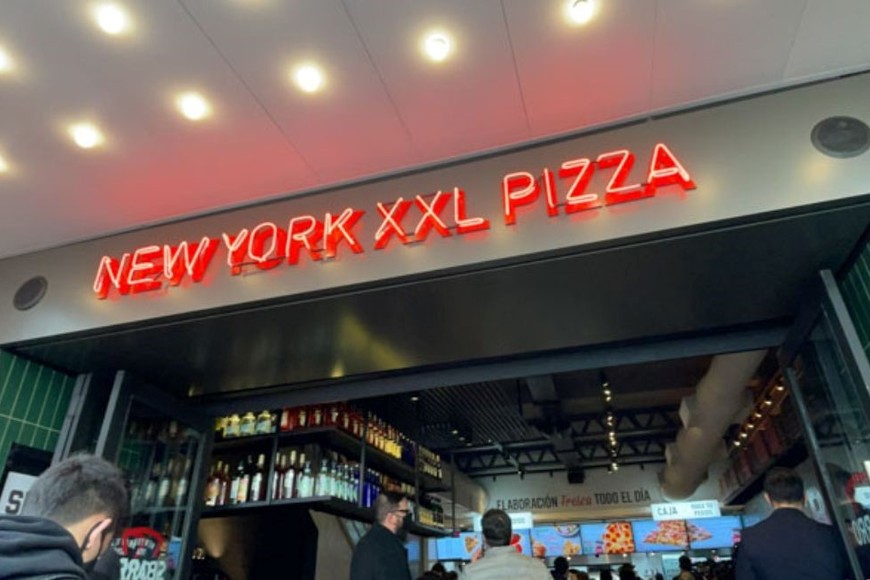 Porciones gigantes de pizzas, como las que aparecen en las películas de Estados Unidos, unos tragos para compartir y algún delicioso postre.