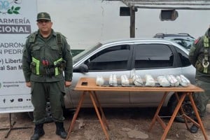 al controlar uno de los vehículos, se incautaron ocho “ladrillos” con 9 kilos 308 gramos de cocaína. Crédito: Gendarmería Nacional.