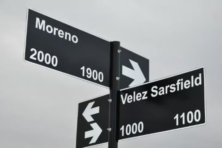 Señalización del cruce de Moreno y Vélez Sarsfield, en el populoso barrio San José Obrero.
