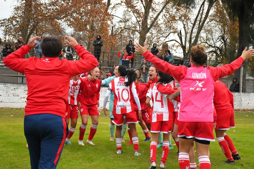 El festejo de las jugadoras rojiblancas en Cabaña Leiva. Crédito: Manuel Fabatía