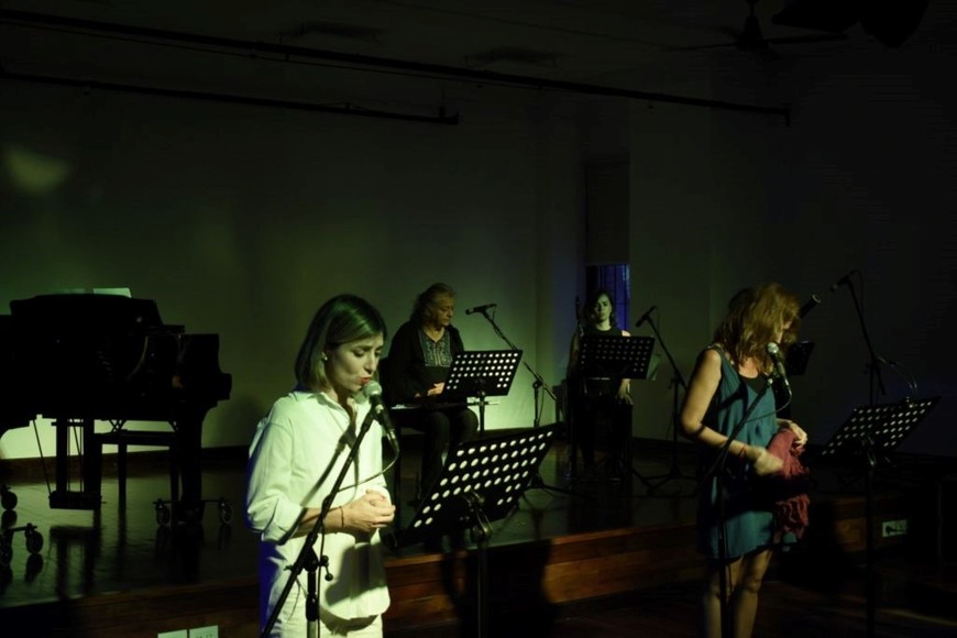"Morir, aullar, vivir", performance del grupo Cuatro Casas sobre textos de María Rosa Pfeiffer.