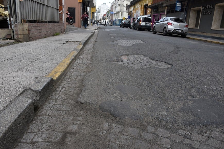 En Irigoyen Freyre asoman los adoquines. Es el tramo de la calle entre 25 de Mayo y Rivadavia. Hay una gran cantidad de baches y ondulaciones del asfalto.