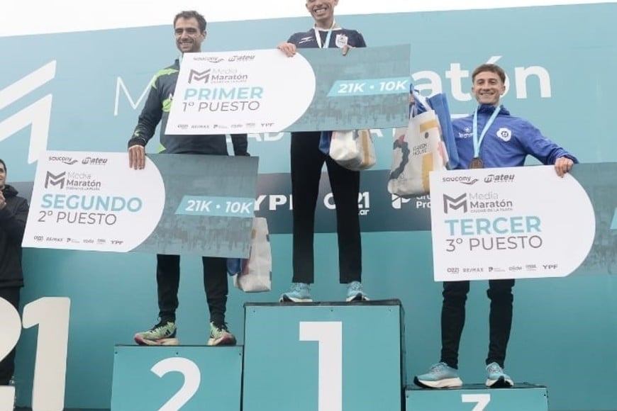 El podio masculino de la Media Maratón Ciudad de La Plata.