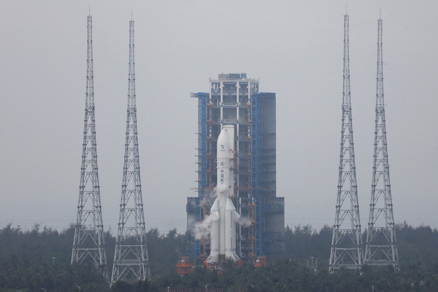 FILE PHOTO: The Chang'e 6 lunar probe and the Long March-5 Y8 carrier rocket combination sit atop the launch pad at the Wenchang Space Launch Site in Hainan province, China May 3, 2024. REUTERS/Eduardo Baptista/File Photo