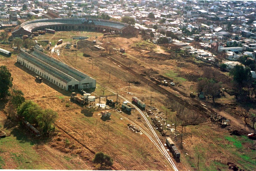 Los galpones del FF.CC que fueron destruidos en sendos incendios, vistos desde el aire en 1997. Foto: Amancio Alem / Archivo El Litoral