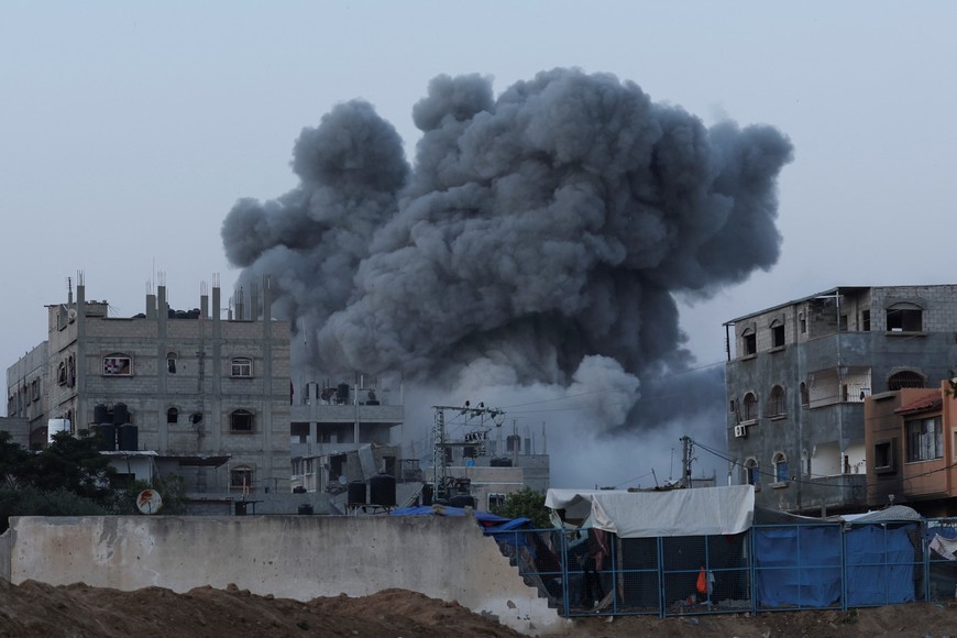 Smoke rises during an Israeli air strike in central Gaza Strip, June 3, 2024. REUTERS/Ramadan Abed
