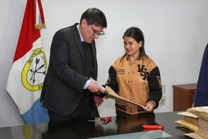 El ministro de Educación de la provincia, José Goity, comandó el acto de apertura de sobres con las ofertas. Foto: Gentileza