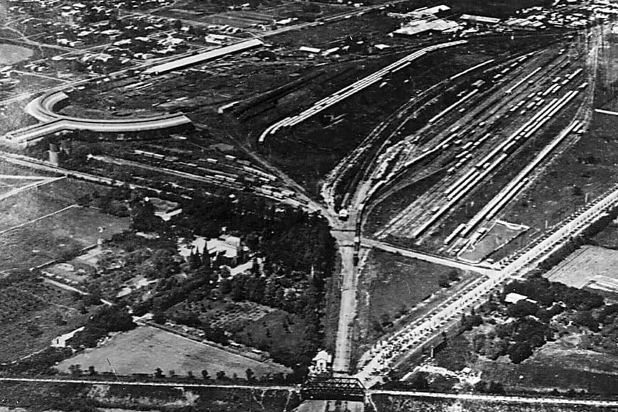 Una imagen conocida.  Tomada de norte a sur, desde el aire se puede apreciar la red ferroviaria, el Puente Negro, La Redonda y los galpones.