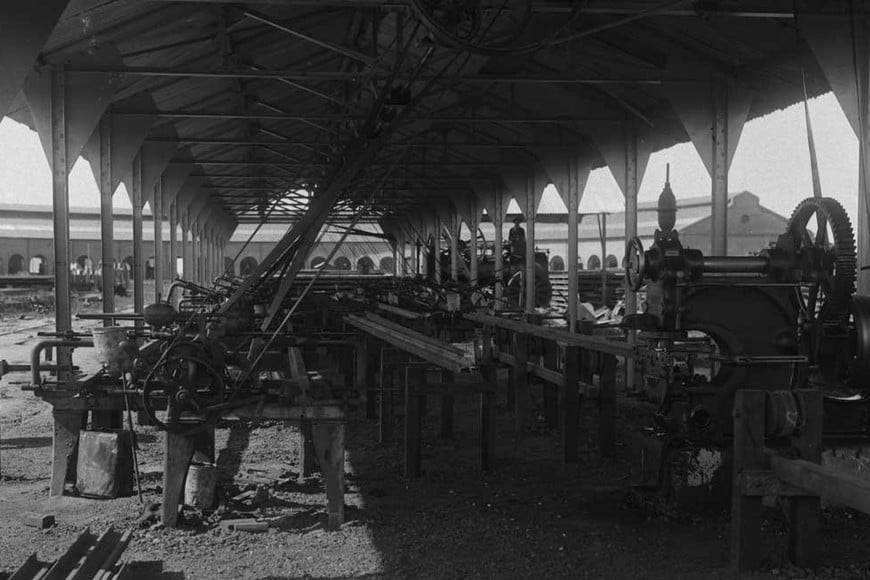 El galpón abierto de Santa Fe Cambios en pleno funcionamiento. Foto del archivo del Museo Ferroviario.