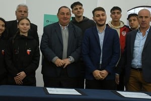 En la firma del compromiso estuvieron presentes representantes del municipio, dirigentes, jugadoras y jugadores de Colón y Unión. Foto: Guillermo Di Salvatore