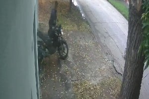 La imagen de una cámara de seguridad muestra el momento en el que es robada una moto de un garage ubicado en Luciano Torrent al 1.800, en barrio Sargento Cabral. El hecho ocurrió en marzo pasado. Archivo.