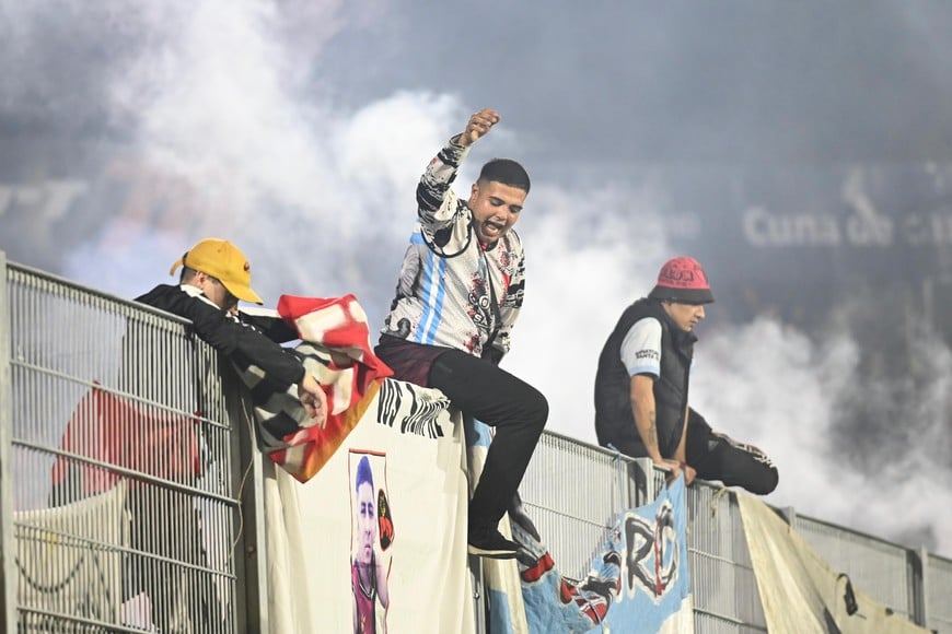 Disturbios en el  partido que jugó Colón ante Talleres y que puso en vilo la continuidad del partido.