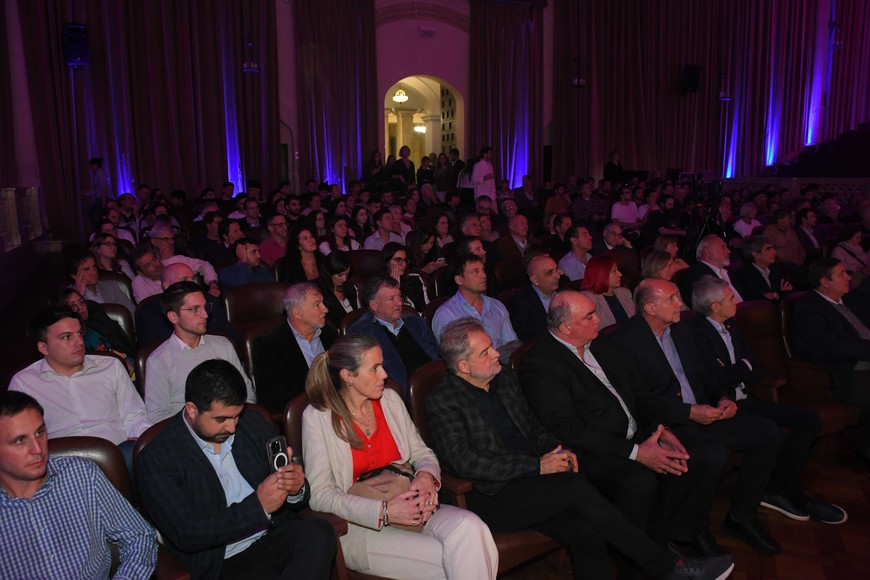 Auditorio lleno para escuchar el debate sobre actualidad económica. Foto: Manuel Fabatía