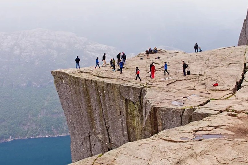 El hecho ocurrió en el acantilado Preikestolen, que es conocido mundialmente como “Pulpit Rock”, en Noruega