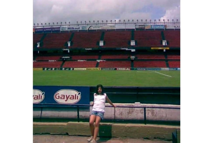 Nerina, la hija de Miguel Ángel en una visita al estadio Brigadier Estanislao López.