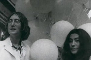 John Lennon y Yoko Ono en julio de 1968 durante la apertura de la exhibición del músico británico "You Are Here".