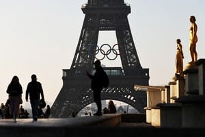 (240607) -- PARIS, 7 junio, 2024 (Xinhua) -- Los anillos olímpicos son vistos en la Torre Eiffel, en París, Francia, el 7 de junio de 2024. Los anillos olímpicos son develados en la Torre Eiffel a primera hora de la mañana del viernes mientras la capital francesa marca 50 días para el inicio de los próximos Juegos Olímpicos de París 2024. (Xinhua/Gao Jing) (oa) (ra) (vf)