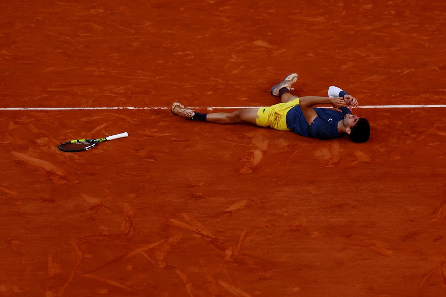 Tennis - French Open - Roland Garros, Paris, France - June 9, 2024
Spain's Carlos Alcaraz celebrates after winning the men's singles final against Germany's Alexander Zverev REUTERS/Lisi Niesner