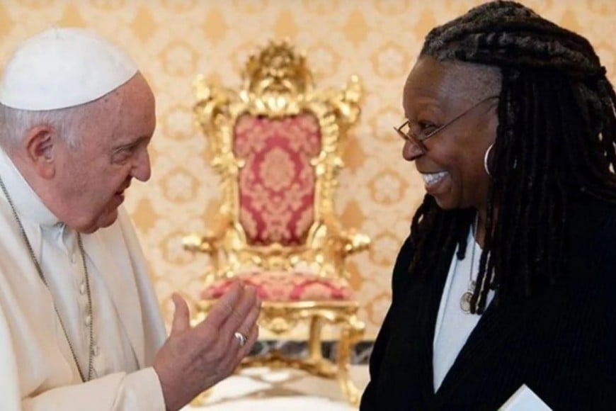 La actriz Whoopi Goldberg durante su reunión con el Papa Francisco en el Vaticano.