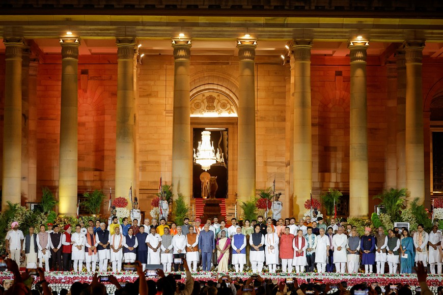 India's President Droupadi Murmu poses for a picture with Prime Minister Narendra Modi and lawmakers after their oath during a swearing-in ceremony at the presidential palace in New Delhi, India, June 9, 2024. REUTERS/Adnan Abidi