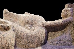 Psusennes I reutilizó este sarcófago que perteneció a Merneptah, hijo y sucesor de Ramsés II. La tapa del sarcófago está arriba. La reutilización de objetos funerarios ayudó a vincular a los gobernantes posteriores con el periodo del Imperio Nuevo de Ramsés II, considerado una época gloriosa del antiguo Egipto. Crédito: Frédéric Payraudeau