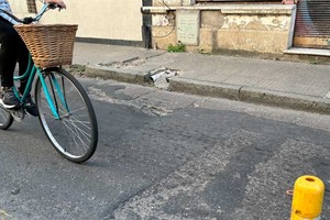 Cuidado el bache. Los inconvenientes en el asfalto también son sufridos por quienes utilizan la bicicleta.