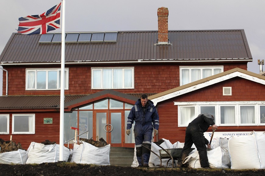Workers clean the area of the Malvina Hotel in Stanley, Falkland Islands June 12, 2012. The government of the Falklands said on Tuesday it would hold a referendum next year to "eliminate any possible doubt" about the islanders' wishes to remain British in the face of Argentina's sovereignty claims. Britain and Argentina in 1982 went to war over the South Atlantic islands, and 30 years later tensions have escalated between the two nations.   REUTERS/Enrique Marcarian (FALKLAND ISLANDS - Tags: POLITICS ANNIVERSARY CONFLICT) islas malvinas port stanley  islas malvinas vistas de port stanley