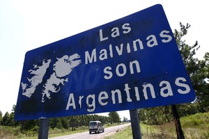 A vehicle passes by a sign that reads "The Malvinas (Falklands) are Argentine" on Route 136, near the Argentine city of Gualeguaychu, February 19, 2012. Long-standing diplomatic tensions over the Falkland islands have bubbled up in recent months in the run-up to the 30th anniversary of the Falklands war. Argentina has been angered by oil exploration in the Falklands by British companies and Britain's decision to send one of its most sophisticated warships on patrol in the area. The sign has faded graffiti that reads, "Not".  Picture taken February 19, 2012. REUTERS/Marcos Brindicci (ARGENTINA - Tags: POLITICS) entre rios gualeguaychu  escalada conflicto reino unido argentina por malvinas cartel las malvinas son argentinas