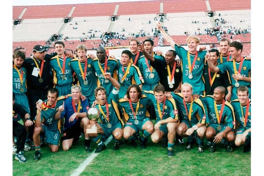 En enero de 2001, Los Ángeles Galaxy se consagró campeón de la CONCACAF Champions League Championship, luego de vencer 3 a 2 a Olimpia de Honduras. En la foto se puede ver a Ibsen (arriba a la derecha) junto a reconocidos futbolistas norteamericanos como Alexi Lalas, Paul Caligiuri y, por supuesto, ¡Cobi Jones!