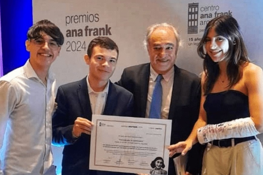 Santiago Barbero, Gianni Fiori y Juliana Díaz recibiendo el diploma de manos de Héctor Shalom, director del centro Ana Frank Argentina para América Latina.