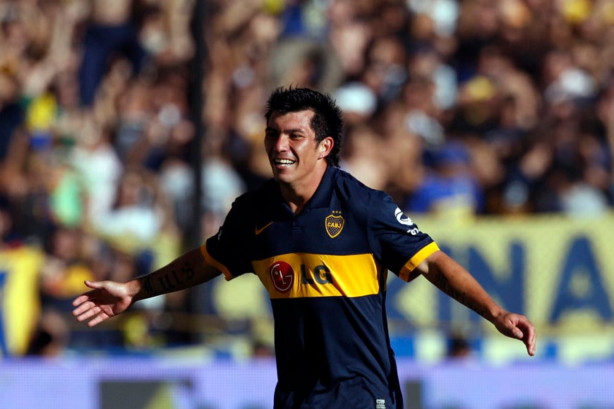 Boca Juniors' Gary Medel celebrates after he scored his team's second goal against River Plate during their Argentine First Division soccer in Buenos Aires, March 25, 2010.  REUTERS/Marcos Brindicci (ARGENTINA - Tags: SPORT SOCCER) buenos aires  boca vs. river futbolistas equipos de futbol cancha de boca