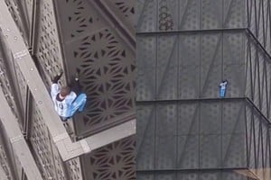 Salvaron a un hombre polaco trepado a un edificio de Puerto Madero.