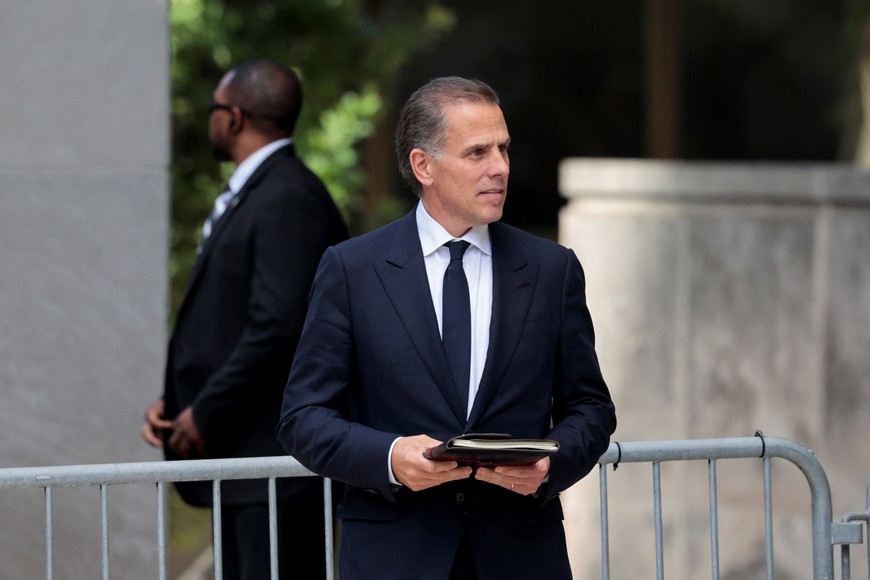 Hunter Biden, son of U.S. President Joe Biden, walks outside the federal court on the day of his trial on criminal gun charges, in Wilmington, Delaware, U.S., June 10, 2024. REUTERS/Hannah Beier